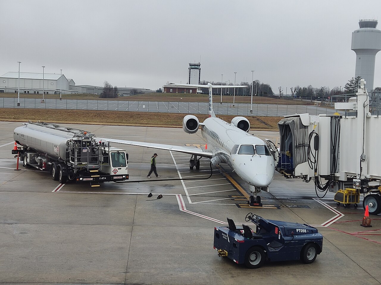 American by Envoy N931AE ERJ145LR GSO.jpg